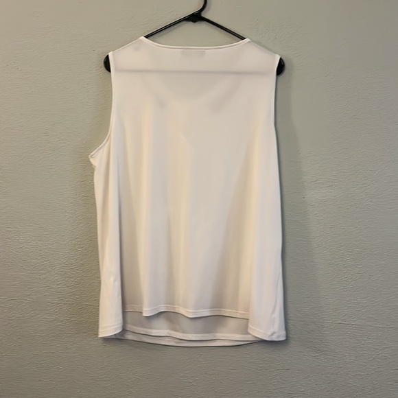 Beautiful sleeveless white top - Picture 2 of 5